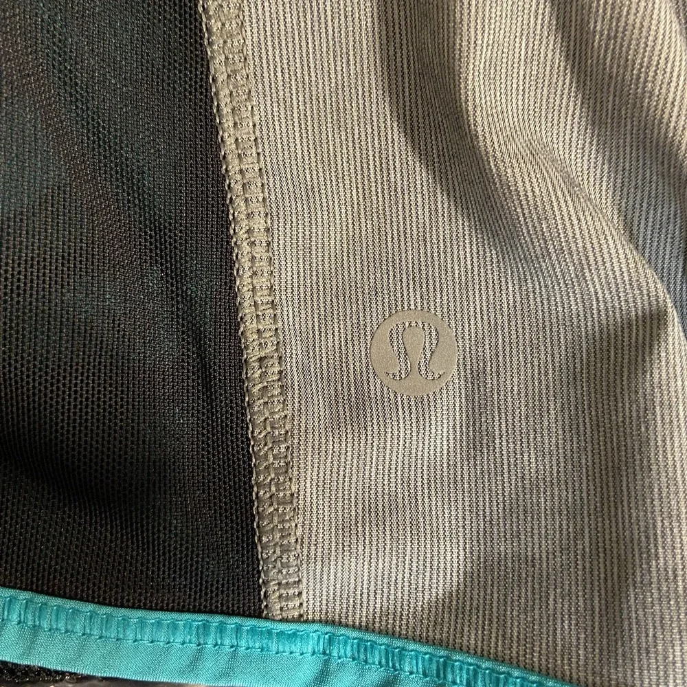 Lululemon Women Shortie Shorts Camo Lined Small 4‎